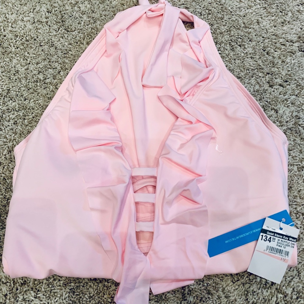 NWT Women’s one-piece swimsuit!